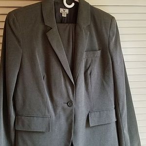 Womens 2 piece pants suit.